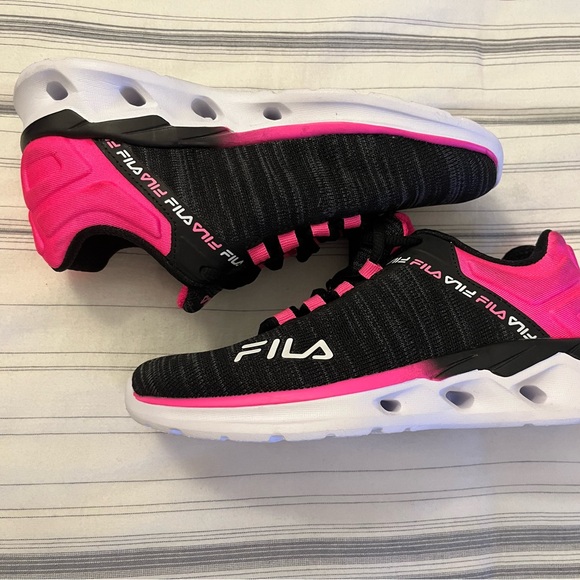 BRAND NEW GIRLS SIZE 2 FILA TENNIS SHOES - Picture 6 of 14